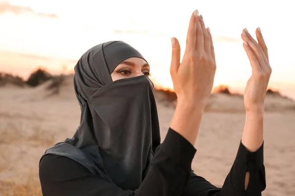 砂漠で祈る美しいイスラム教徒の女性 — ストック写真