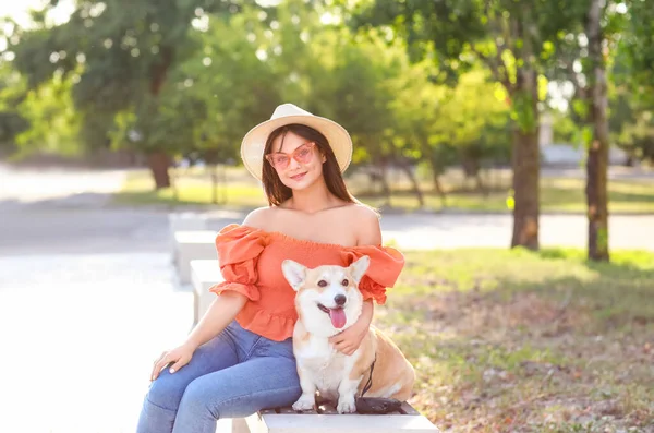 Frau Mit Süßem Corgi Hund Geht Draußen Spazieren — Stockfoto