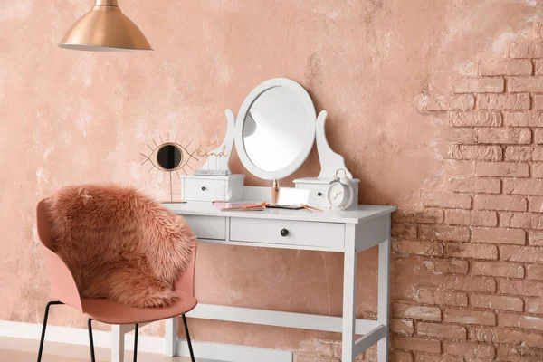 Modern soyunma odasında aynalı ve makyajlı masa.