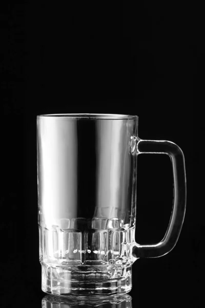 暗い背景に空のガラスマグカップ — ストック写真