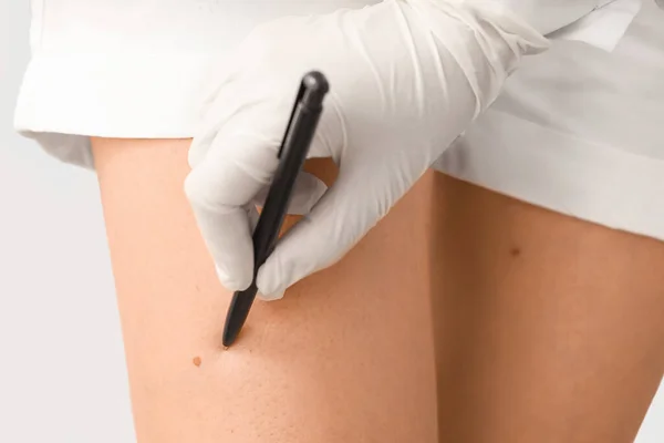 Dermatologista Examinando Paciente Fundo Cinza Close — Fotografia de Stock