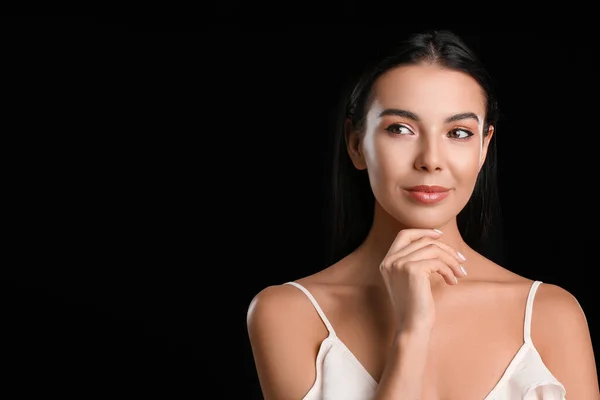 Mujer Joven Con Hermosas Sombras Ojos Sobre Fondo Oscuro — Foto de Stock