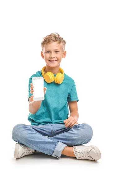 Μικρό Αγόρι Ακουστικά Και Κινητό Τηλέφωνο Λευκό Φόντο — Φωτογραφία Αρχείου