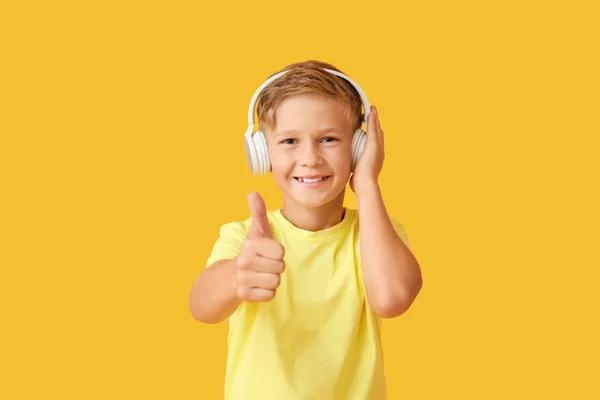 Mały Chłopiec Słuchający Muzyki Kolorowym Tle — Zdjęcie stockowe