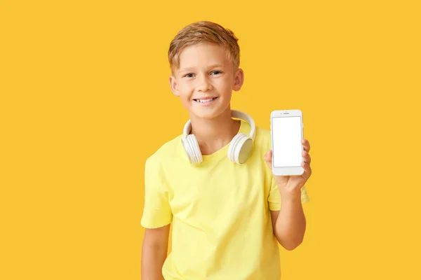 Bambino Con Cuffie Telefono Cellulare Sfondo Colori — Foto Stock