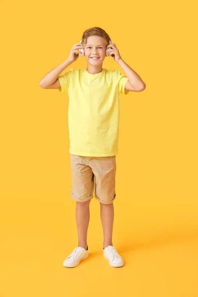 Kleiner Junge Hört Musik Auf Farbigem Hintergrund — Stockfoto