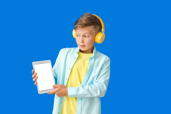 음악을 태블릿 컴퓨터를 사용하는 어린아이 — 스톡 사진