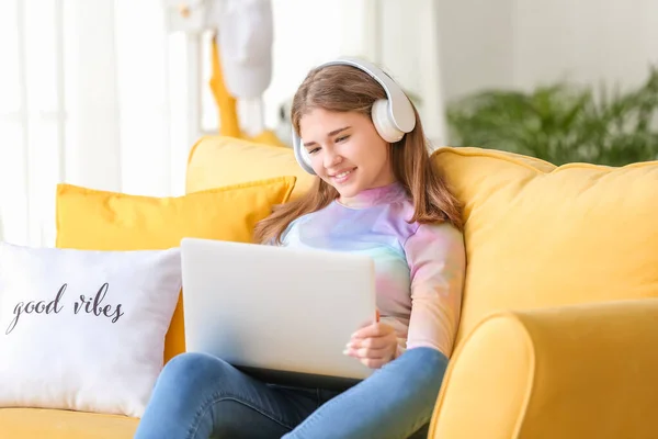 Teenage Girl Laptop Listening Music Home — Stock Photo, Image