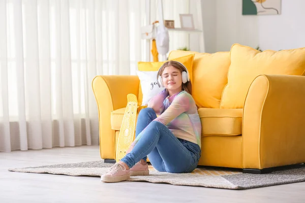 Teenage Girl Listening Music Home — Stock Photo, Image