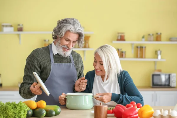 Pareja Madura Cocinando Cena Casa —  Fotos de Stock