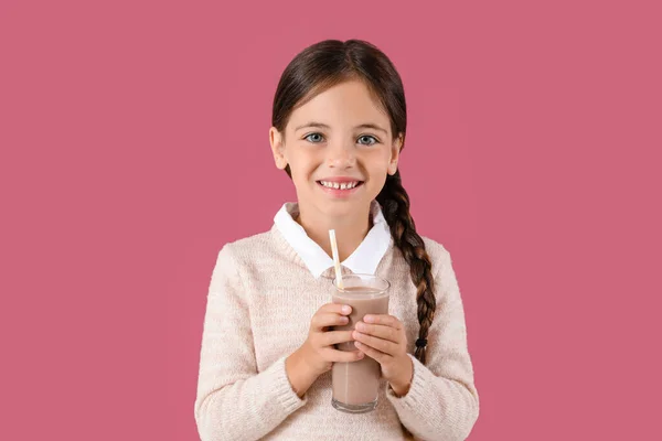 Kleines Mädchen Mit Leckerer Schokoladenmilch Auf Farbigem Hintergrund — Stockfoto