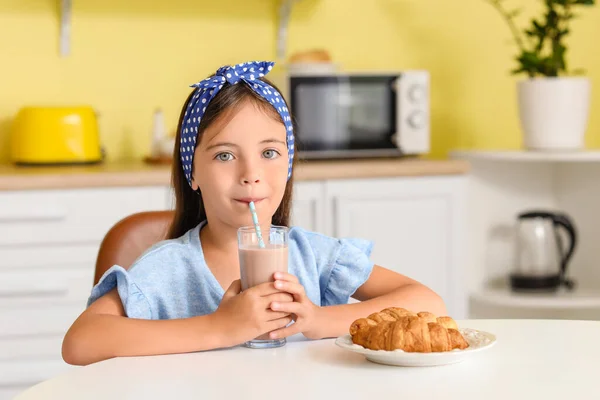 Little Girl Drinking Tasty Chocolate Milk Home — Stock Photo, Image