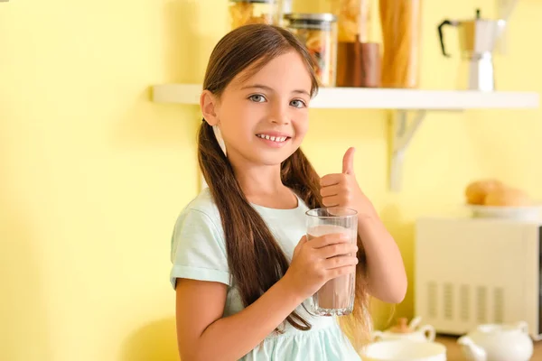 Kleines Mädchen Trinkt Leckere Schokoladenmilch Hause — Stockfoto
