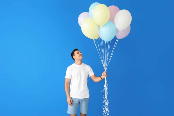 Jongeman Met Ballonnen Kleur Achtergrond — Stockfoto