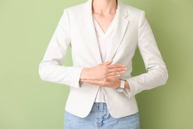 İşaret dilini arka planda kullanan sağır ve dilsiz bir kadın.