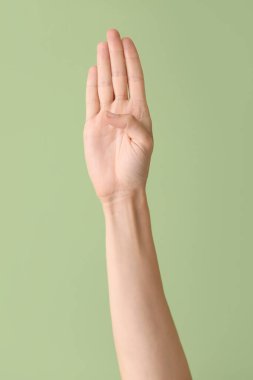 Renk arkaplanda B harfini gösteren el yazısı. İşaret dili alfabesi