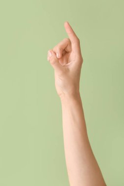 Renk arkaplanındaki D harfini gösteriyor. İşaret dili alfabesi