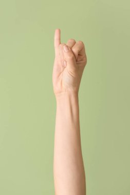 El yazısı I harfini renkli arkaplanda gösteriyor. İşaret dili alfabesi