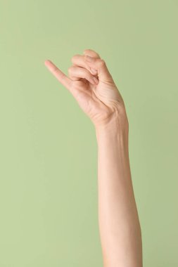 J harfini renkli arkaplanda gösteriyor. İşaret dili alfabesi