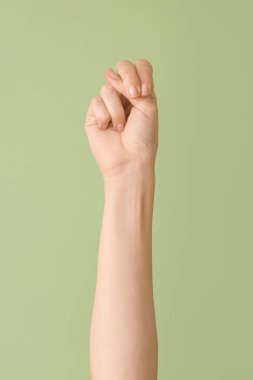 Renk arkaplanında N harfi görünüyor. İşaret dili alfabesi