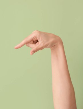 Q harfini renkli arkaplanda gösteriyor. İşaret dili alfabesi