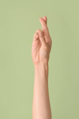 Renginin arka planında R harfi görünüyor. İşaret dili alfabesi