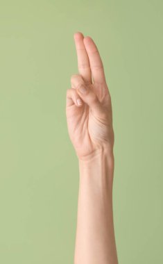 Renk arkaplanında U harfini gösteriyor. İşaret dili alfabesi