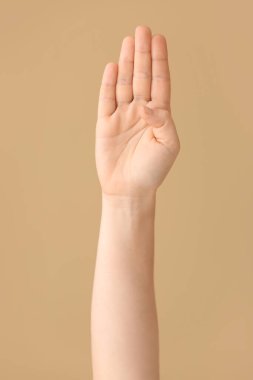 Renk arkaplanda B harfini gösteren el yazısı. İşaret dili alfabesi