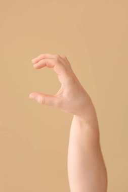 Renk arkaplanında C harfi görünüyor. İşaret dili alfabesi