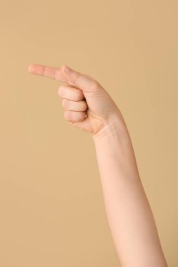 Renk arkaplanında G harfi görünüyor. İşaret dili alfabesi