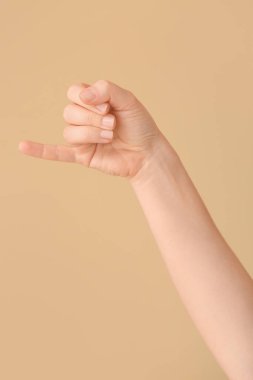 J harfini renkli arkaplanda gösteriyor. İşaret dili alfabesi