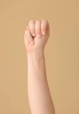 Renk arkaplanında M harfi görünüyor. İşaret dili alfabesi