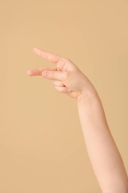 Renk arkaplanında P harfi gösteriliyor. İşaret dili alfabesi