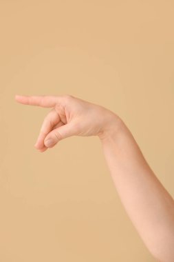 Q harfini renkli arkaplanda gösteriyor. İşaret dili alfabesi