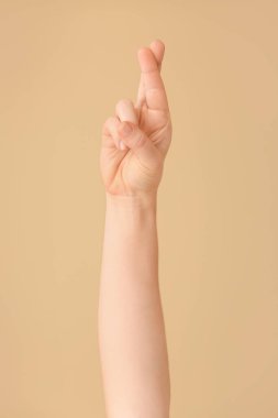 Renginin arka planında R harfi görünüyor. İşaret dili alfabesi