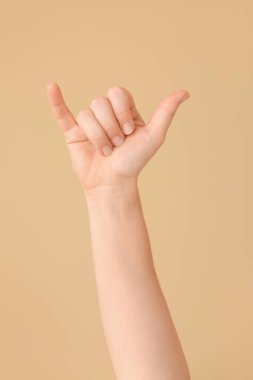 Renk arkaplanında Y harfi gösteriliyor. İşaret dili alfabesi