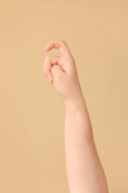 Renginin arka planında X harfi görünüyor. İşaret dili alfabesi