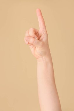 Renk arkaplanında Z harfi görünüyor. İşaret dili alfabesi