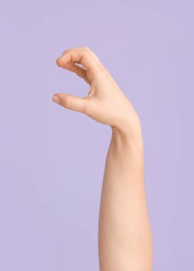 Renk arkaplanında C harfi görünüyor. İşaret dili alfabesi