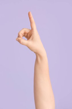 Renk arkaplanındaki D harfini gösteriyor. İşaret dili alfabesi