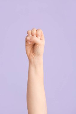 Renk arkaplanında E harfini gösteriyor. İşaret dili alfabesi