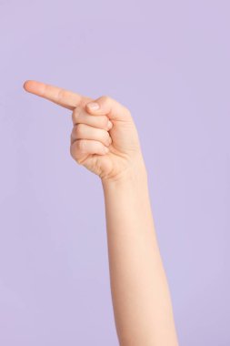 Renk arkaplanında G harfi görünüyor. İşaret dili alfabesi