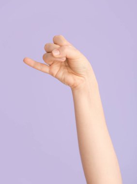 J harfini renkli arkaplanda gösteriyor. İşaret dili alfabesi