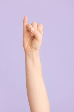 El yazısı I harfini renkli arkaplanda gösteriyor. İşaret dili alfabesi