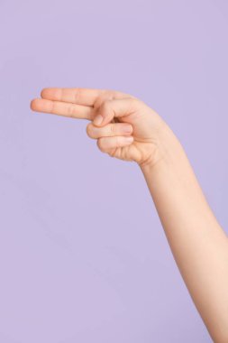 El, arka planda H harfini gösteriyor. İşaret dili alfabesi