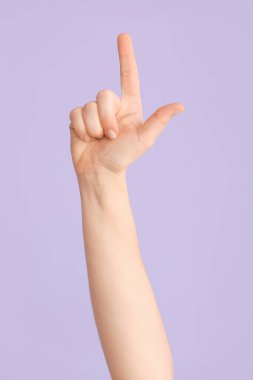 Renk arkaplanında L harfi gösteriliyor. İşaret dili alfabesi