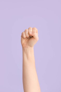 Renk arkaplanında S harfi görünüyor. İşaret dili alfabesi