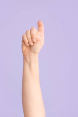 Renginin arka planında X harfi görünüyor. İşaret dili alfabesi