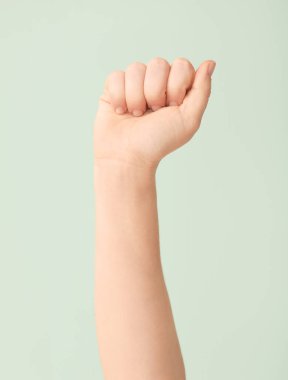 Renk arka planında A harfini gösteriyor. İşaret dili alfabesi