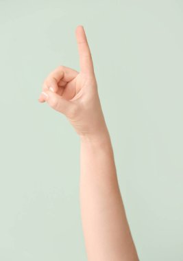 Renk arkaplanındaki D harfini gösteriyor. İşaret dili alfabesi